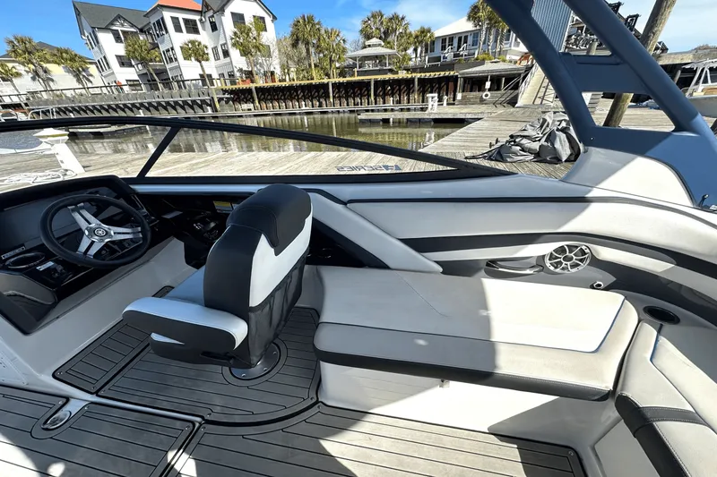 Slide: The Image of Yamaha 242 SE LIMITED 2020 - 12