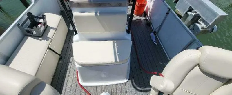 Slide: The Image of Lexington 521 TRITOON 2022 - 4568223