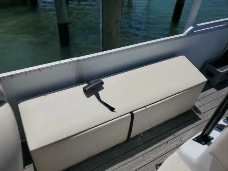 Slide: The Image of Lexington 521 TRITOON 2022 - 4568213