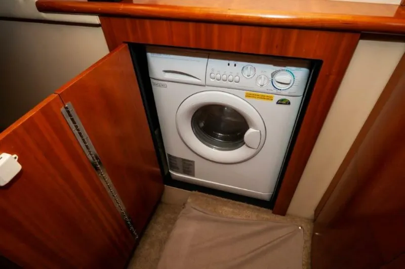 Slide: The Image of  2006 47 Cruisers Laundry - 4570832