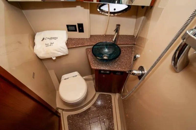 Slide: The Image of  2006 47 Cruisers Guest Head - 4570841