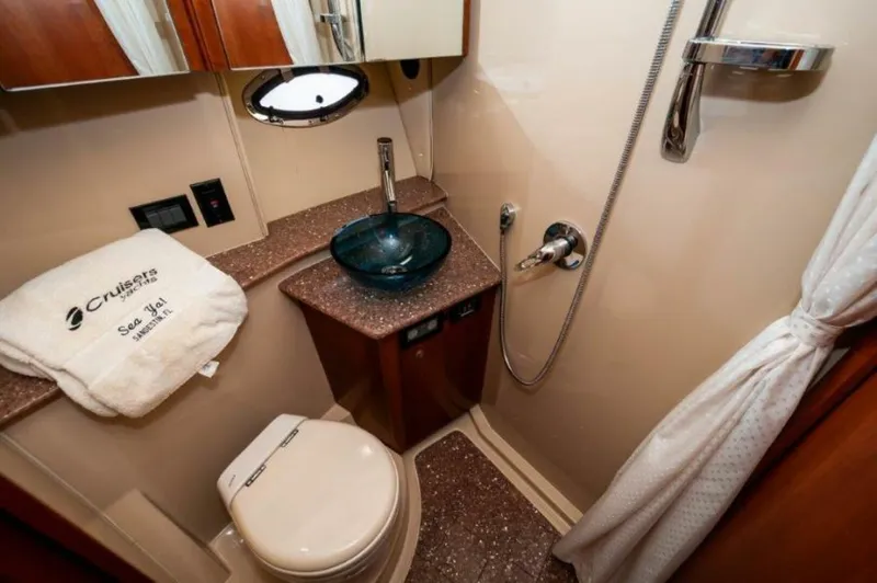 Slide: The Image of  2006 47 Cruisers Guest Head - 4570842