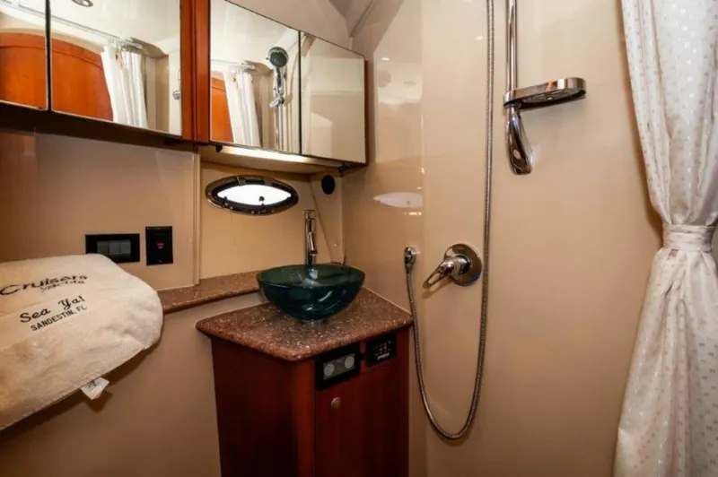 Slide: The Image of  2006 47 Cruisers Guest Head - 4570843