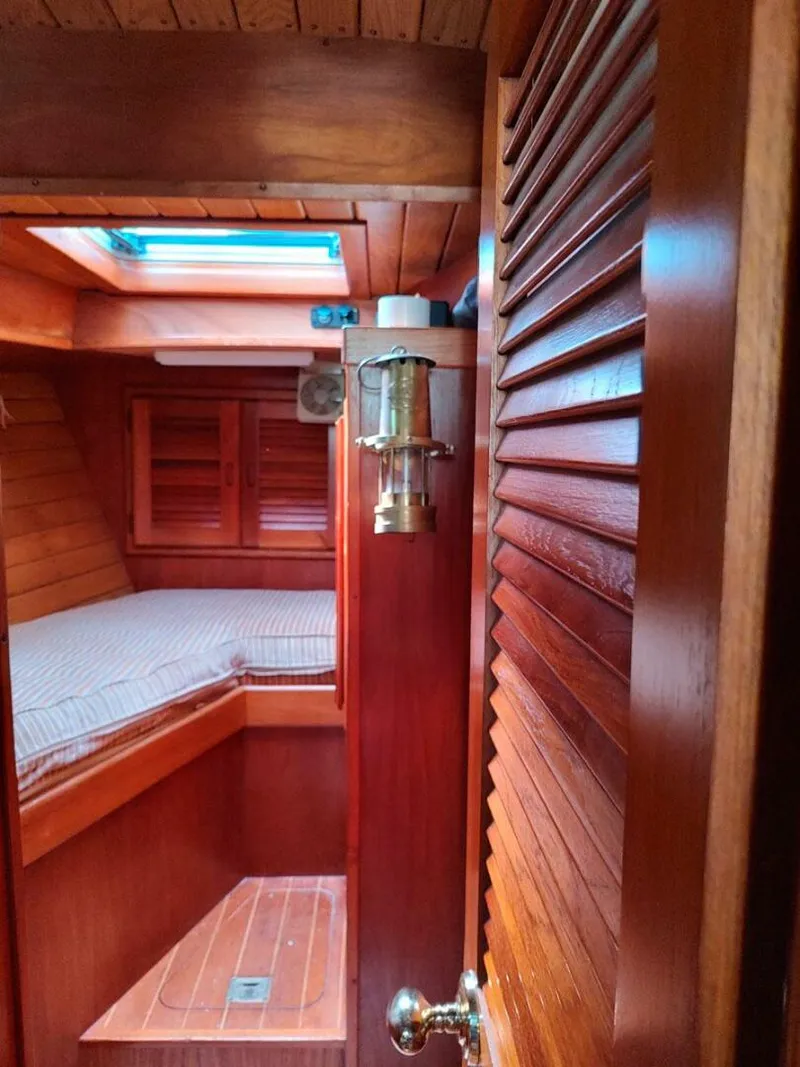 Slide: The Image of V Berth Cruising Sailboat - 4576741