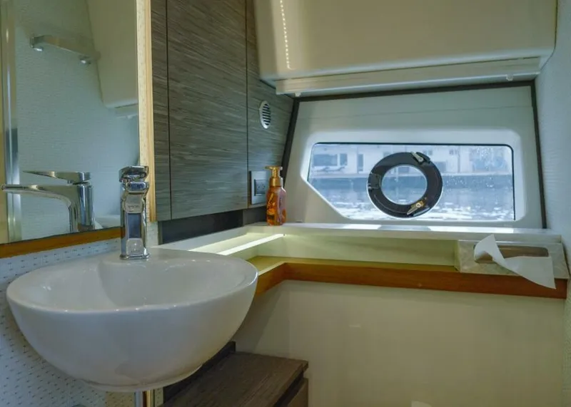 Slide: The Image of Tiara Yachts 43 - Natural Selection - Head 2021 Tiara Yachts 43 LE - Natural Selection - 4574146