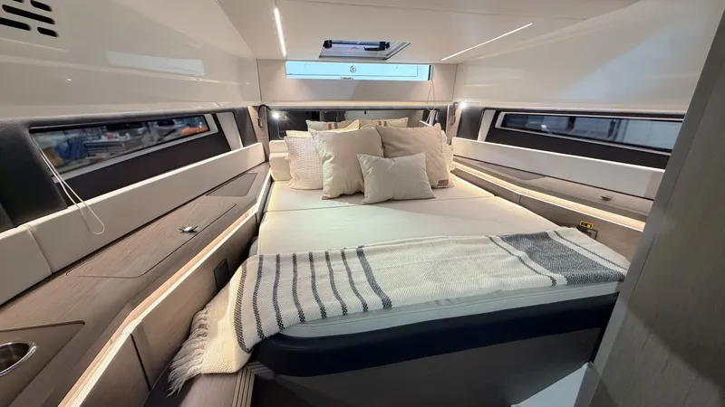 Slide: The Image of Wellcraft 38 Explorer 2025 - 6565090