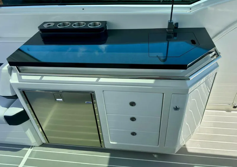 Slide: The Image of 38 Formula 380 Super Sport Crossover-Galley 2021 Formula 380 Super Sport Cross Over Das Liebesboot - 4610350