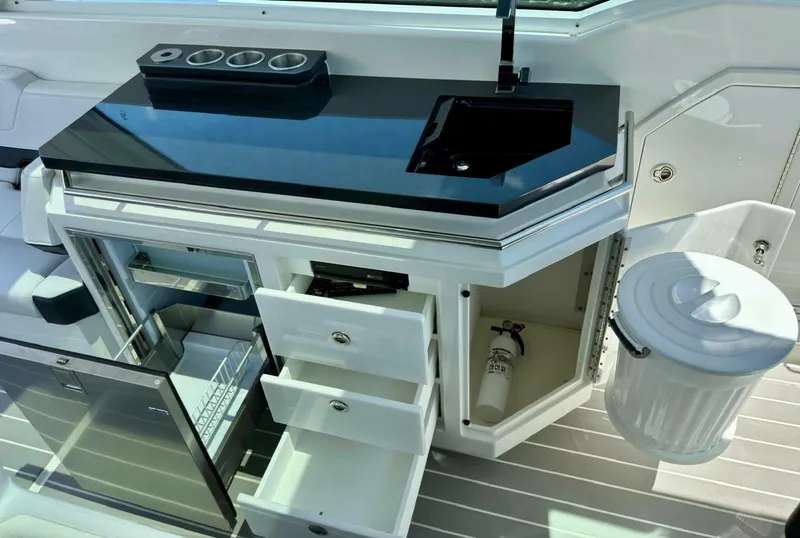 Slide: The Image of 38 Formula 380 Super Sport Crossover-Galley 2021 Formula 380 Super Sport Cross Over Das Liebesboot - 4610351