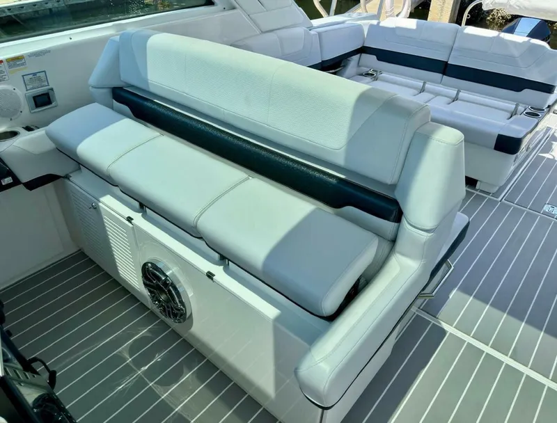 Slide: The Image of 38 Formula 380 Super Sport Crossover-Helm Seating 2021 Formula 380 Super Sport Cross Over Das Liebesboot - 4610360