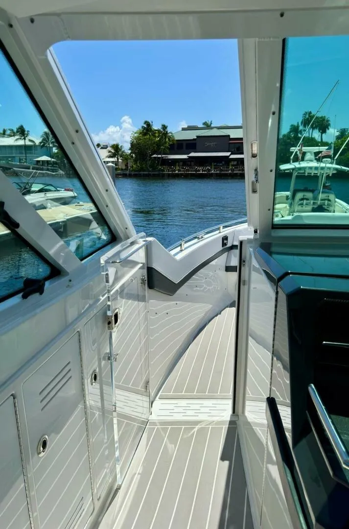Slide: The Image of 38 Formula 380 Super Sport Crossover-Companionway 2021 Formula 380 Super Sport Cross Over Das Liebesboot - 4610362