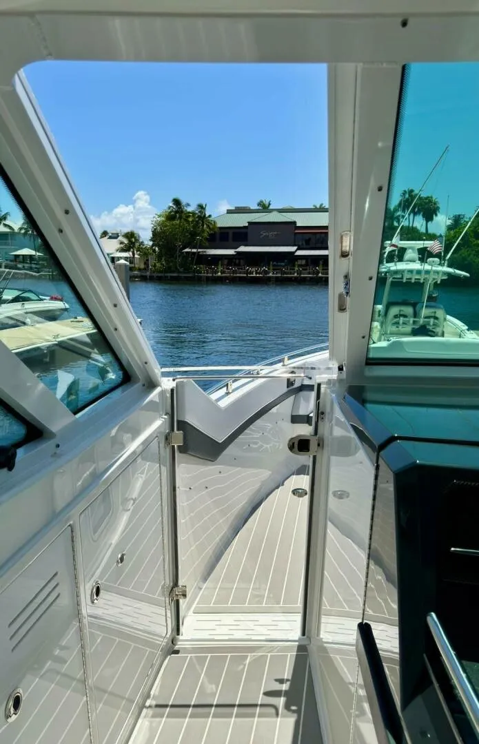 Slide: The Image of 38 Formula 380 Super Sport Crossover-Companionway 2021 Formula 380 Super Sport Cross Over Das Liebesboot - 4610363