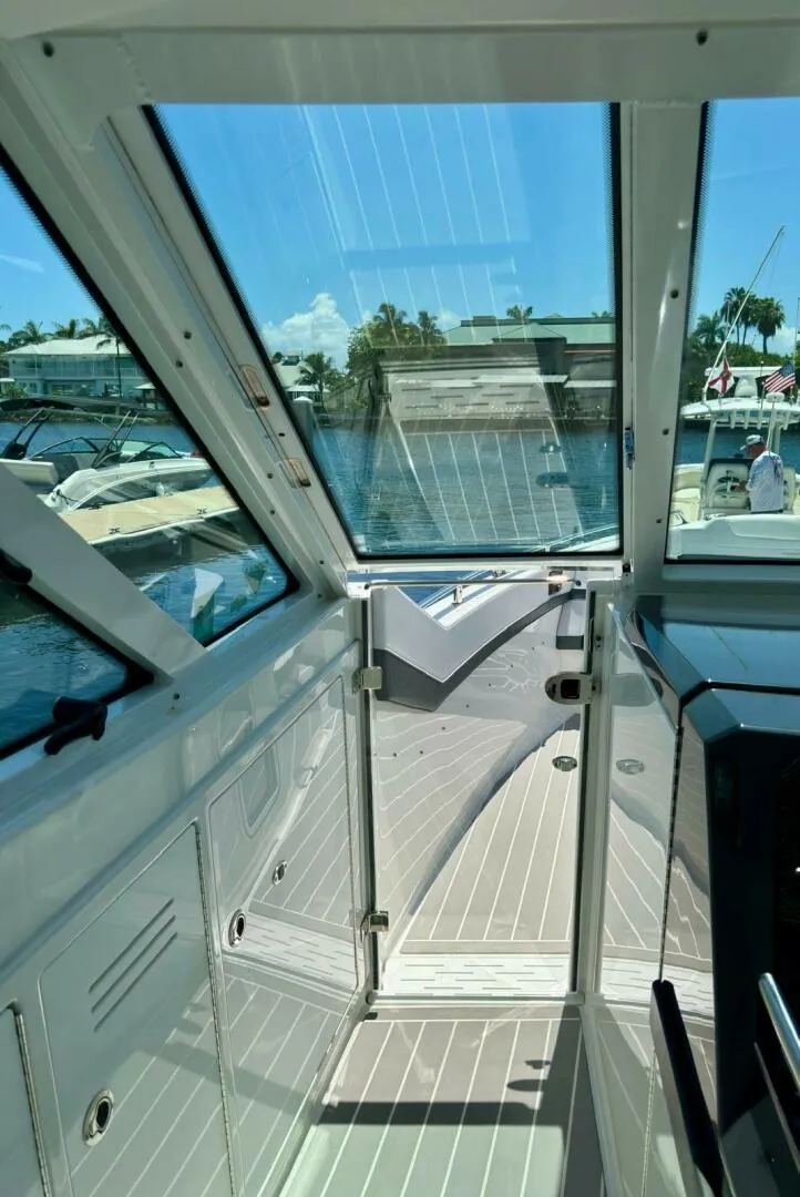 Slide: The Image of 38 Formula 380 Super Sport Crossover-Companionway 2021 Formula 380 Super Sport Cross Over Das Liebesboot - 4610364