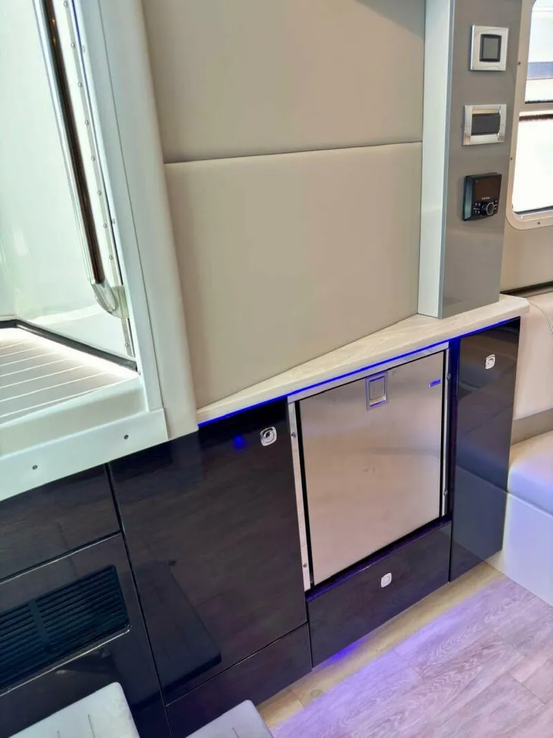 Slide: The Image of 38 Formula 380 Super Sport Crossover-Cabin 2021 Formula 380 Super Sport Cross Over Das Liebesboot - 4610374