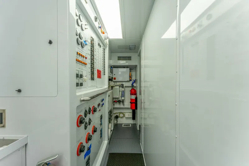 Slide: The Image of 2006 130 Westport MY Relentless Control Room (2) - 4615091