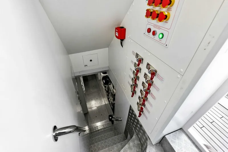 Slide: The Image of Custom 106' 2023 - 4630570