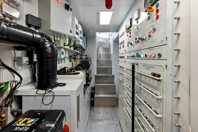 Slide: The Image of Custom 106' 2023 - 4630571