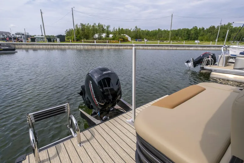 Slide: The Image of Legend 23 E-Series 2021 - 4623025