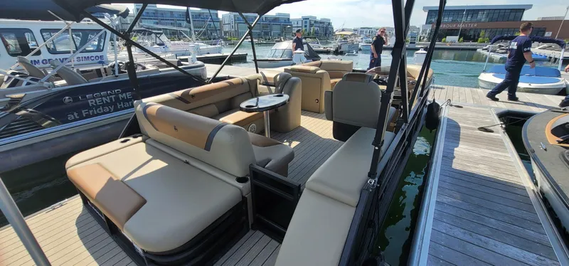 Slide: The Image of Legend 23 E-Series 2021 - 4623027