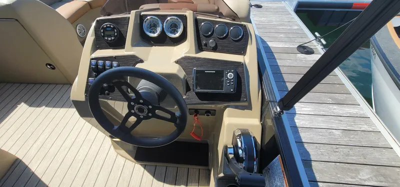 Slide: The Image of Legend 23 E-Series 2021 - 4623028