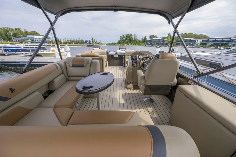 Slide: The Image of Legend 23 E-Series 2021 - 4623020