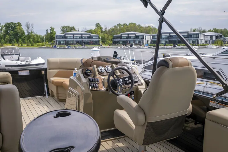 Slide: The Image of Legend 23 E-Series 2021 - 4623021