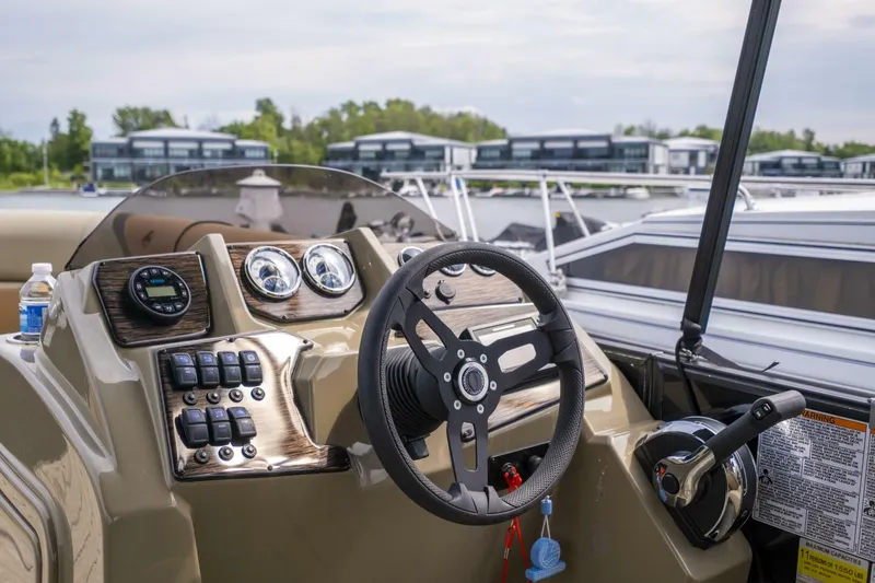 Slide: The Image of Legend 23 E-Series 2021 - 4623022