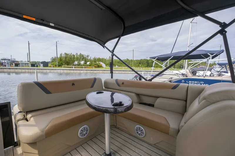 Slide: The Image of Legend 23 E-Series 2021 - 4623024