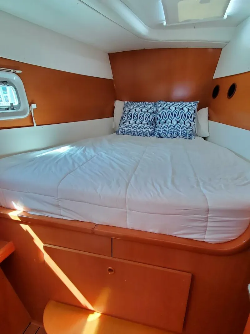 Slide: The Image of Lagoon 43 PC 2004 - 4646986