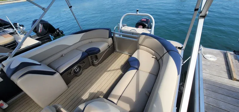 Slide: The Image of Legend Q-Series Lounge Plus Sport Pro 2021 - 4629252