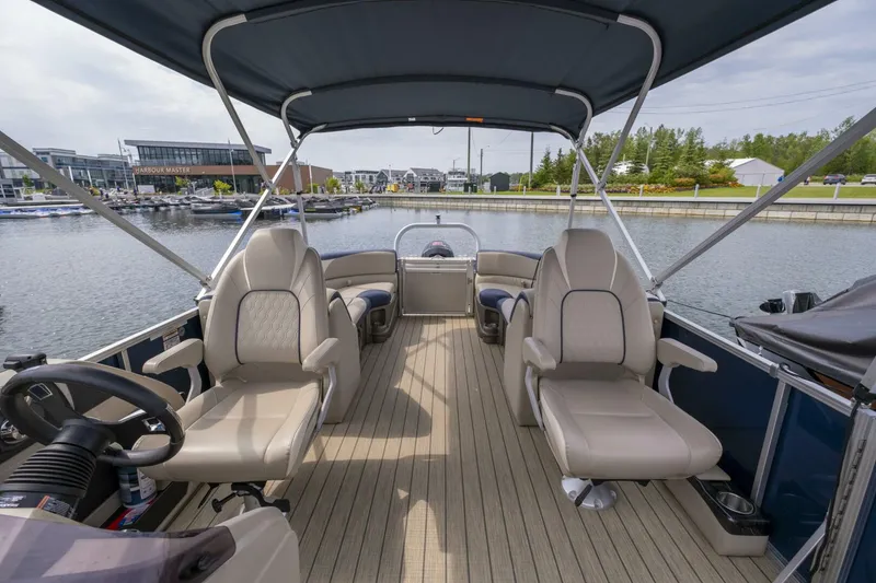 Slide: The Image of Legend Q-Series Lounge Plus Sport Pro 2021 - 4629249