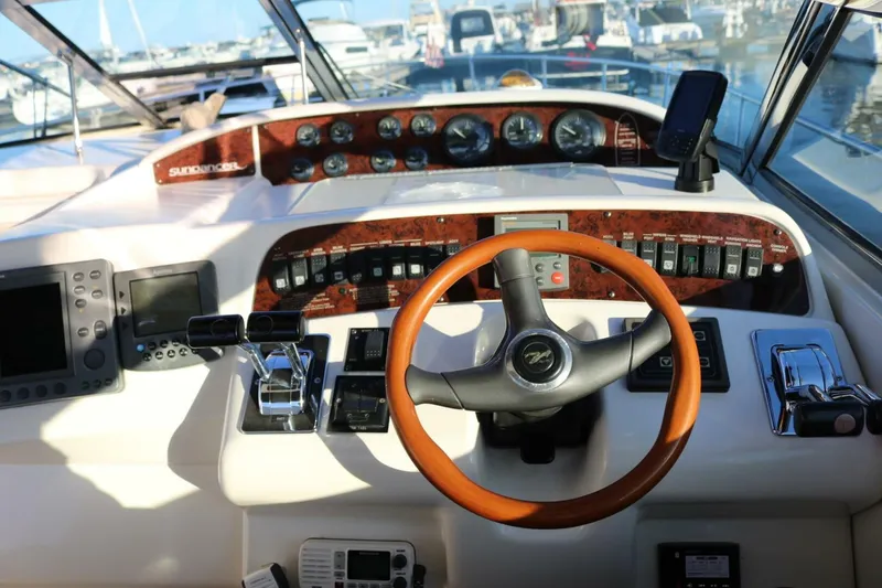 Slide: The Image of 40ft Sea Ray Sundancer Helm  - 4642715