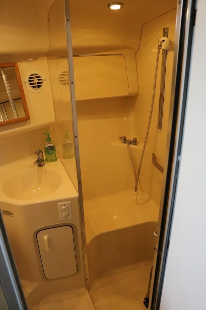 Slide: The Image of 40ft Sea Ray Sundancer Head  - 4678913