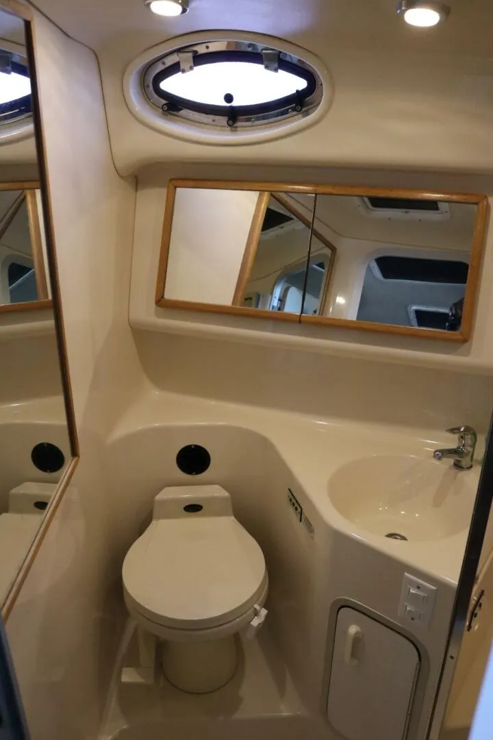 Slide: The Image of 40ft Sea Ray Sundancer Head  - 4678912