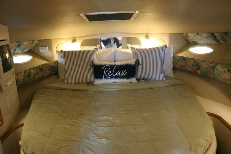 Slide: The Image of 40ft Sea Ray Sundancer Sleeping cabin  - 4642717