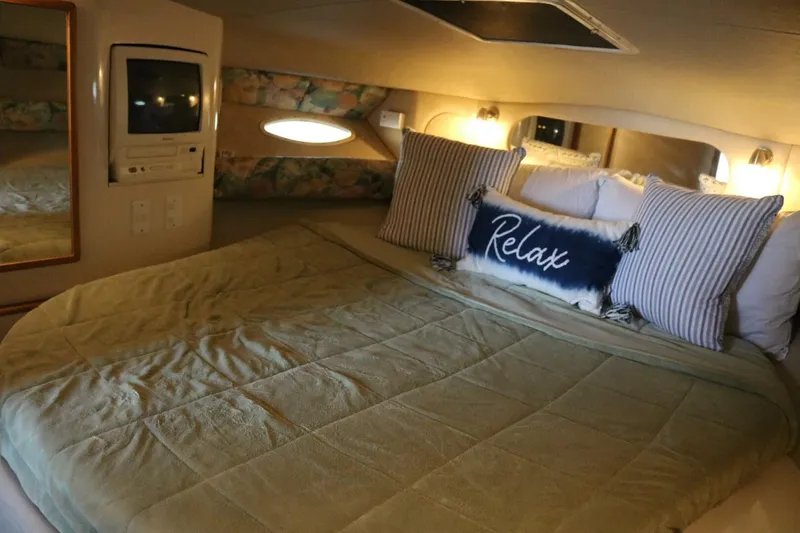 Slide: The Image of 40ft Sea Ray Sundancer Sleepping cabn - 4642718