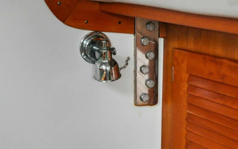 Slide: The Image of J/42 - Canty - Salon - Chainplate/Reading Light - 4638939