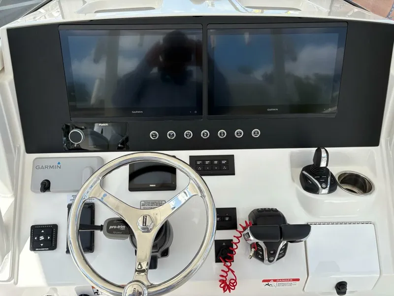 Slide: The Image of Regulator Marine 30 XO 2025 - 5283414