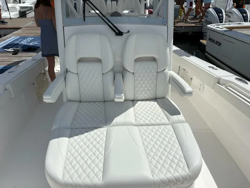 Slide: The Image of Regulator Marine 30 XO 2025 - 5283420