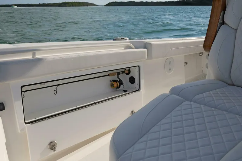 Slide: The Image of Regulator Marine 30 XO 2025 - 4641948