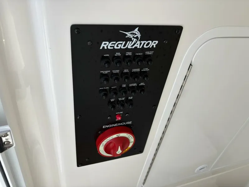 Slide: The Image of Regulator Marine 30 XO 2025 - 5283314