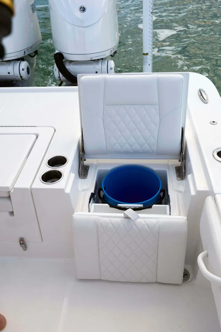 Slide: The Image of Regulator Marine 30 XO 2025 - 4641950