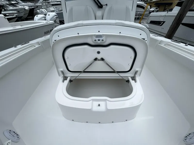 Slide: The Image of Regulator Marine 30xo 2025 - 4641989