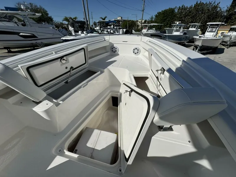 Slide: The Image of Regulator Marine 23 CC 2025 - 5112520