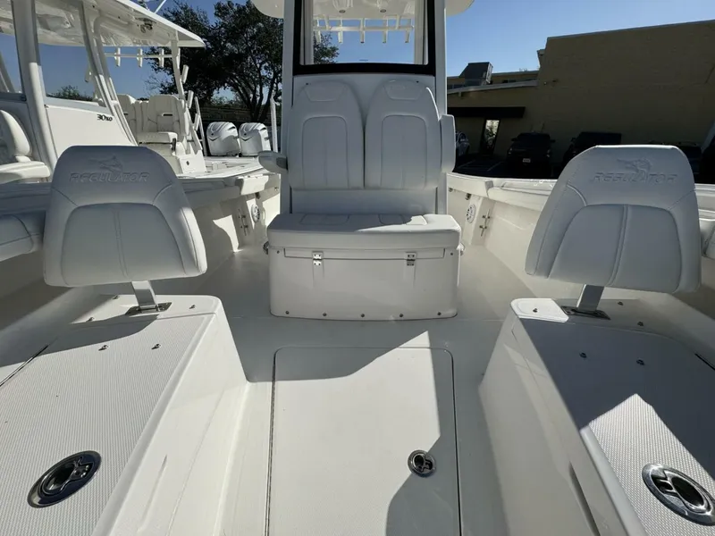 Slide: The Image of Regulator Marine 23 CC 2025 - 5112521