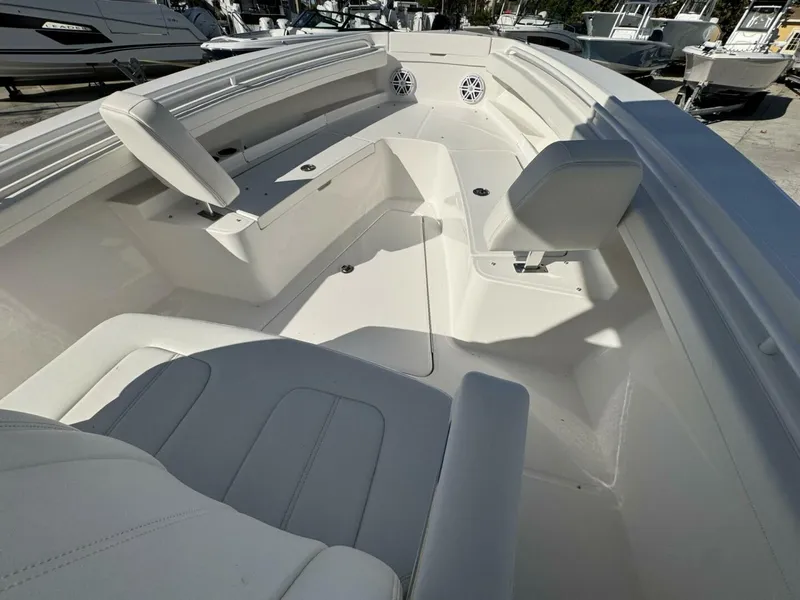 Slide: The Image of Regulator Marine 23 CC 2025 - 5112519