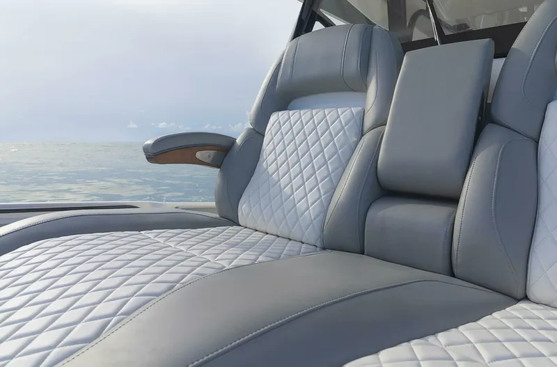 Slide: The Image of Regulator Marine 41 CC 2025 - 4642081