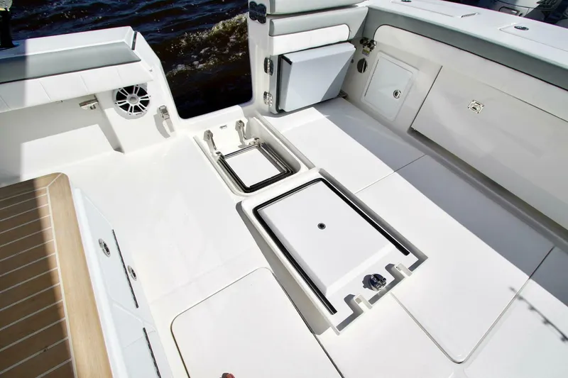 Slide: The Image of Regulator Marine 41 CC 2025 - 4642103