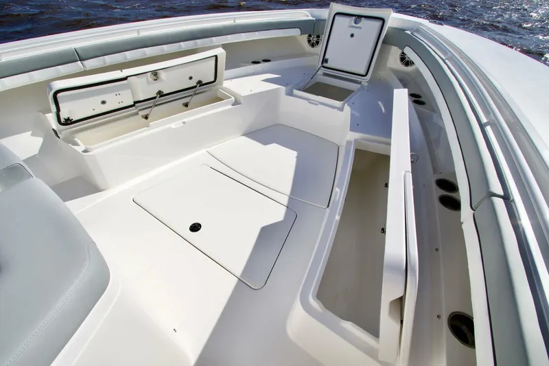 Slide: The Image of Regulator Marine 41 CC 2025 - 4642180