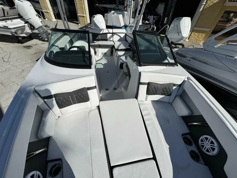 Slide: The Image of Monterey M225 2024 - 5116271