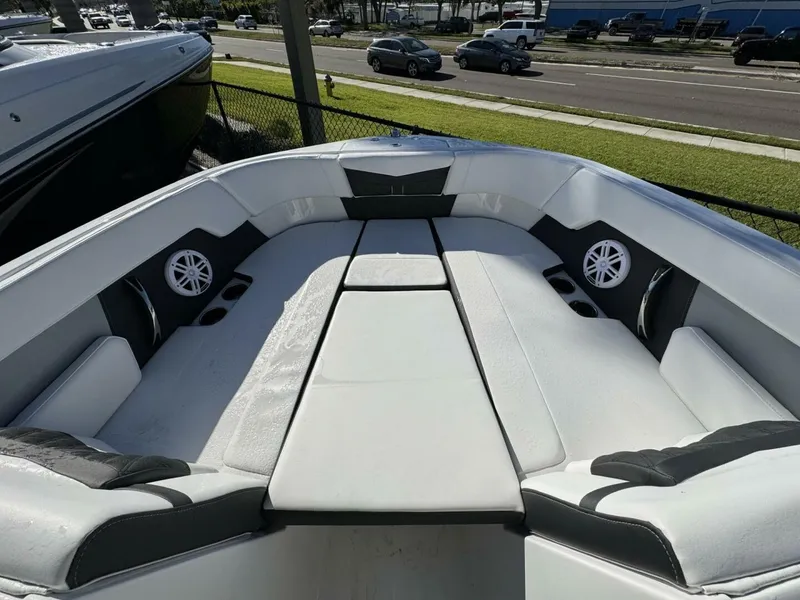 Slide: The Image of Monterey M225 2024 - 5116272